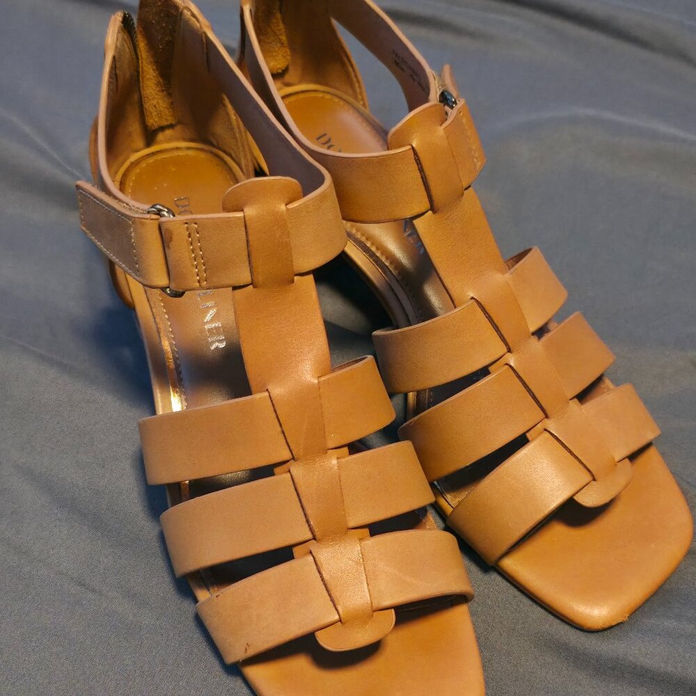 Donald Pliner City Low Sandals in Excellent Condition
